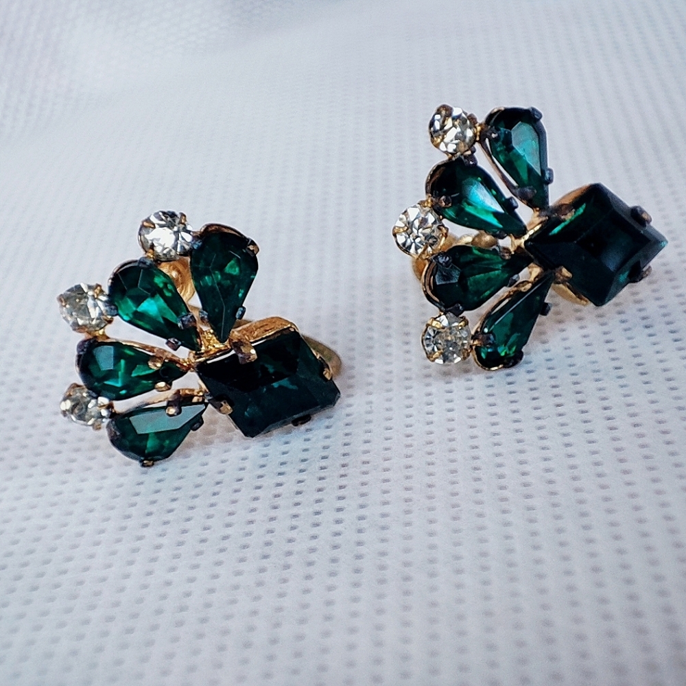 Emerald Green Foil Backed Screw Back Earrings Vintage Signed Czechoslavakia